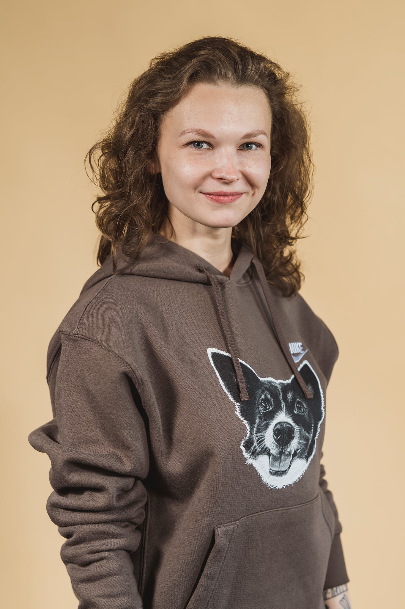 Unisex Sofi brūns džemperis ar kapuci